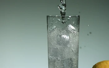 Video Stock Carbonated Water Falling Into A Glass For PC