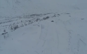 Video Stock Car Parked On A Snowy Road For PC