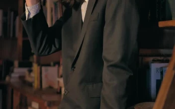 Video Stock Captivating Model With Old Fashion Style In A Bookstore For PC