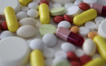 Video Stock Capsules And Tablets Spinning Presentation For PC
