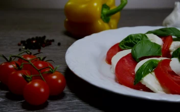 Video Stock Caprese Salad With Oil And Garlic For PC