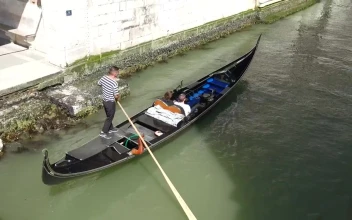Video Stock Canal With Gondolas In Venice Italy For PC