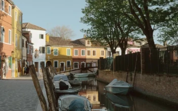 Video Stock Canal Boats Docked By Colorful Houses For PC