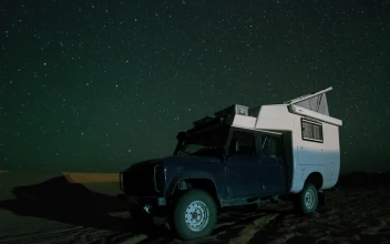 Video Stock Camper Van In The Sahara Desert At Night For PC