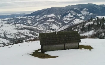 Video Stock Cabin On Top Of A Snowy Mountain For PC