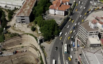 Video Stock Busy Roads In A Residential Area Of Istanbul For PC