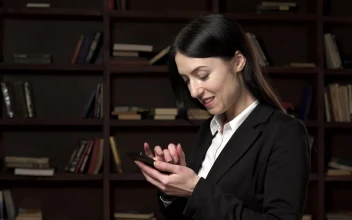Video Stock Businesswoman Texting In The Library For PC