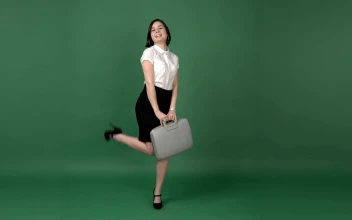 Video Stock Businesswoman Against A Green Screen For PC