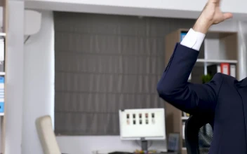 Video Stock Businessman Uses Vr Innovation To Control Data For PC