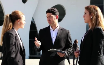 Video Stock Businessman Talking To Two Businesswomen For PC