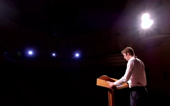 Video Stock Businessman Gives A Talk In An Auditorium For PC