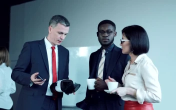 Video Stock Businessman Explaining How To Use Virtual Reality For PC