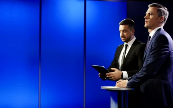 Video Stock Businessman Cutting Off Interview With Reporters For PC
