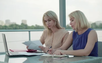 Video Stock Business Women At Work Meeting For PC