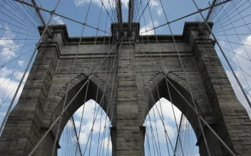 Video Stock Clouds Moving Slowly Above The Brooklyn Bridge For PC