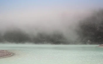 Stock Video Deep Fog Descending Across A Lake For PC