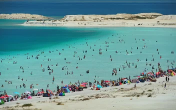 Stock Video Crowded Tropical Beach Timelapse For PC