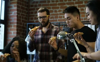 Stock Video Coworkers Eating Pizza In The Office For PC