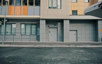 Stock Video Courier Man In Yellow Uniform Drops The Pizza Boxes On For PC