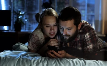 Stock Video Couple Watching The Smartphone In The Bed For PC