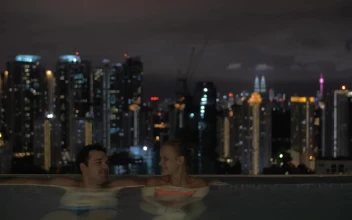 Stock Video Couple Talking In An Infinity Pool For PC