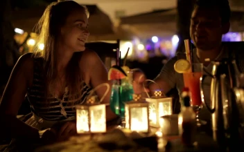 Stock Video Cocktails At A Bar For PC