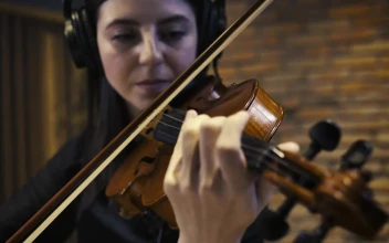 Stock Video Experienced Violinist Playing In A Recording Studio For PC