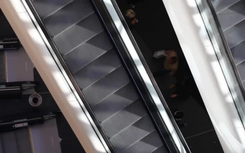 Stock Video Escalators Of A Shopping Center For PC