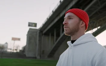 Stock Video Epic Shot Of An Urban Athlete Starting To Run For PC