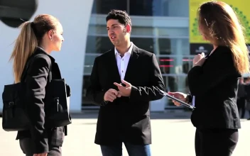 Stock Video Entrepreneurs Discussing An Idea In Informal Meeting For PC