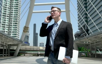Stock Video Entrepreneur Chatting To A Client For PC