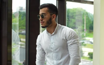 Stock Video Entrepreneur Business Man Waiting For A Meeting For PC