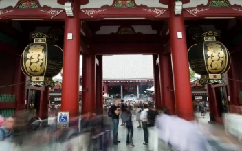 Stock Video Entrance Of The Senso Ji Shrine In Tokyo For PC