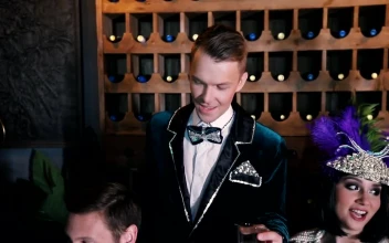 Stock Video Entertainers And Dancers Sitting In A Bar For PC