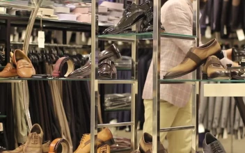 Stock Video Employee Working In A Shoes Store For PC