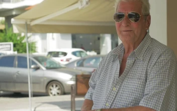 Stock Video Elderly Man Wearing Sunglasses For PC
