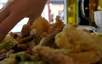 Stock Video Dripping Lemon Juice On Seafood For PC
