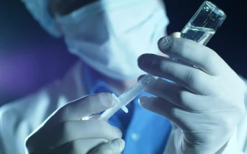 Stock Video Doctor Filling A Syringe With Anesthesia For PC