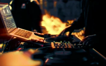 Stock Video Dj Mixing Acetate Discs For PC