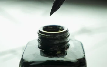 Stock Video Dipping A Brush In A Paint Jar For PC