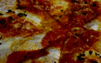 Stock Video Fresh Pizza With Chilli Sauce For PC