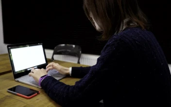 Stock Video Freelancer Using Their Laptop For PC