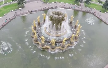 Stock Video Fountain With Golden Statues For PC