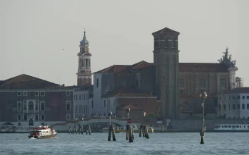 Stock Video Ferrie Arriving In Venice For PC