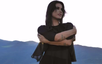 Stock Video Female Model In A Outdoors Photoshoot For PC