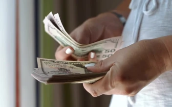 Stock Video Female Hands Counting Cash For PC