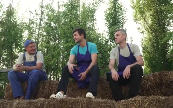 Stock Video Farming Workers Taking A Break For PC