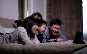 Stock Video Family Watch A Video Together For PC