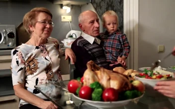 Stock Video Family Dinner During Thanksgiving For PC
