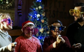 Stock Video Family Celebrating New Years Eve For PC